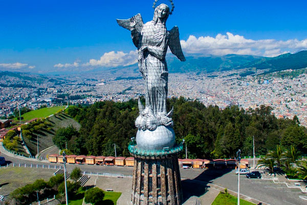el panecillo en quito